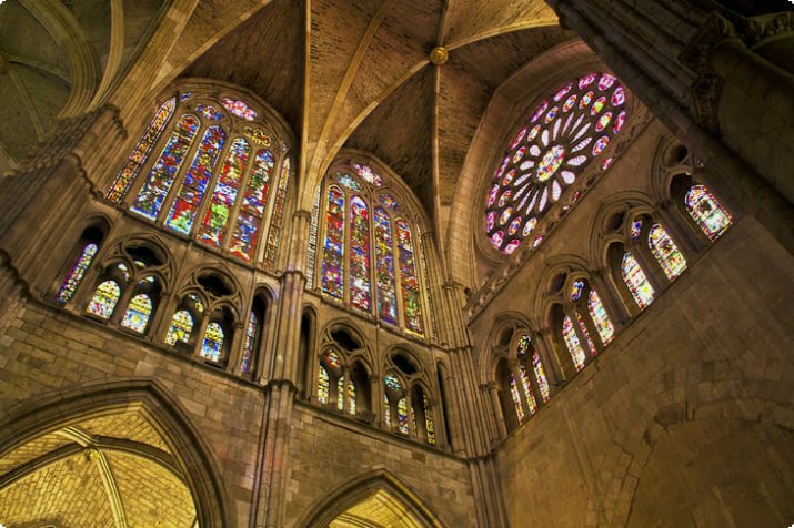 Buntglasfenster in der Kathedrale von León