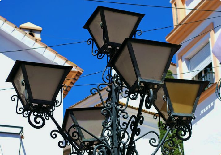 Изысканный уличный фонарь из кованого железа на Пласа-де-Альтамирано