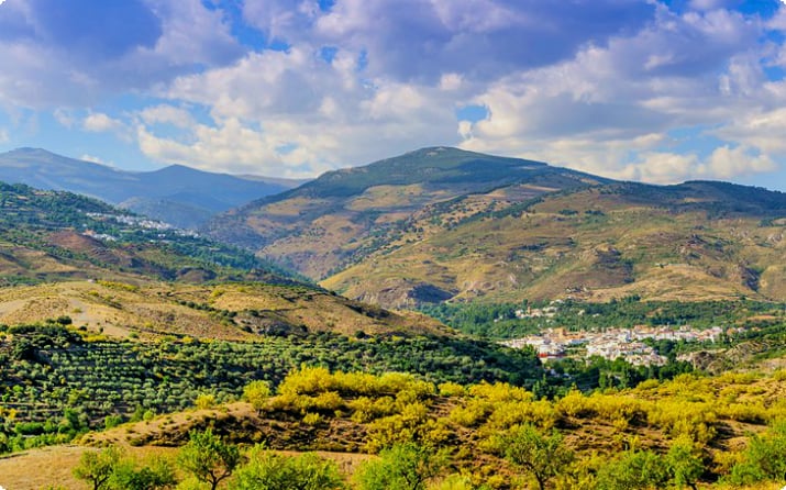 Cadiar en Berchules dorpen met de bergen van de Sierra Nevada in de verte