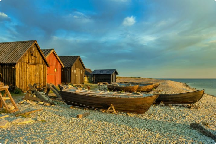 Рыбацкие домики и лодки на пляже в Форё