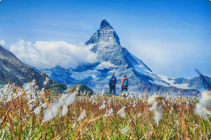 Matterhorn'un önünde yürüyen çift