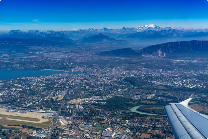 Вид с воздуха на аэропорт Женевы и Альпы