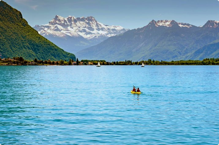 Покатайтесь на каяках по Женевскому озеру