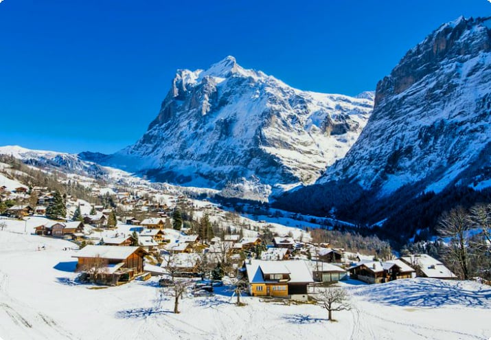 Kışın Alpler'deki Grindelwald kasabası