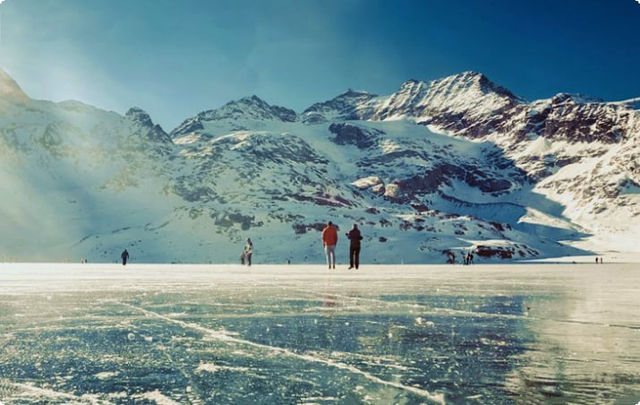 Patineurs sur le Lago Bianco, Suisse