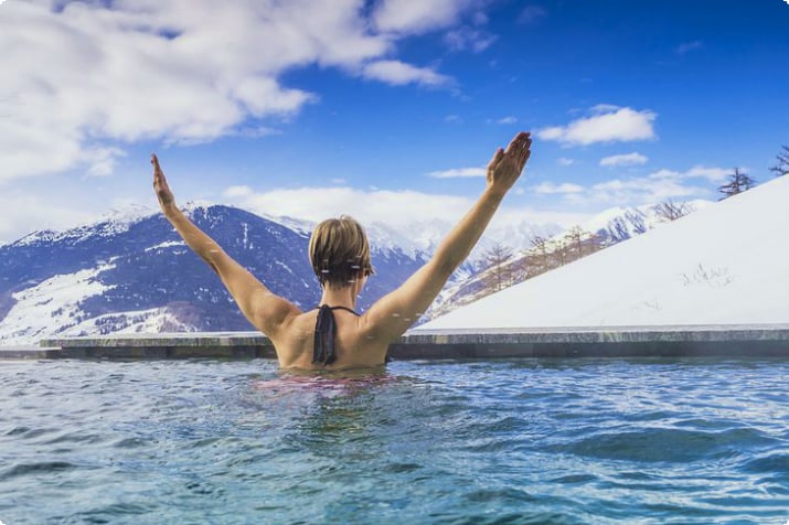 Immergersi in una piscina termale alpina