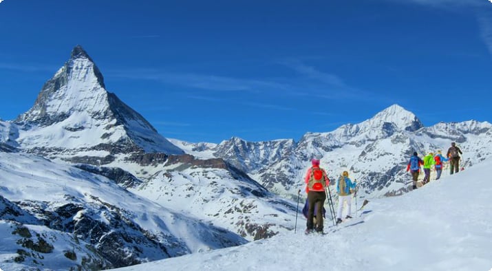 Zermatt'ta Matterhorn'un güzel manzarası eşliğinde kar ayakkabısıyla yürüyüş