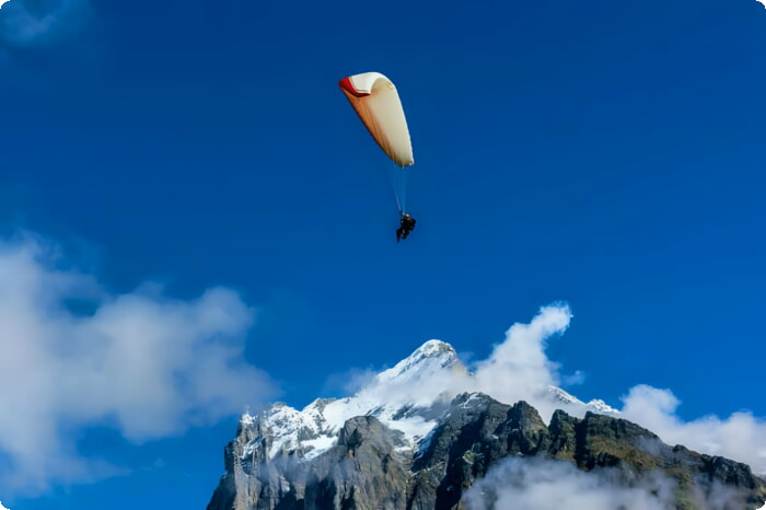 Grindelwald Üzerinde Yamaç Paraşütü