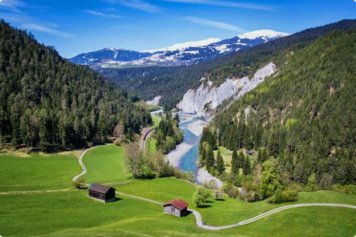 Вид на Руинаулту (Швейцарский Гранд-Каньон)
