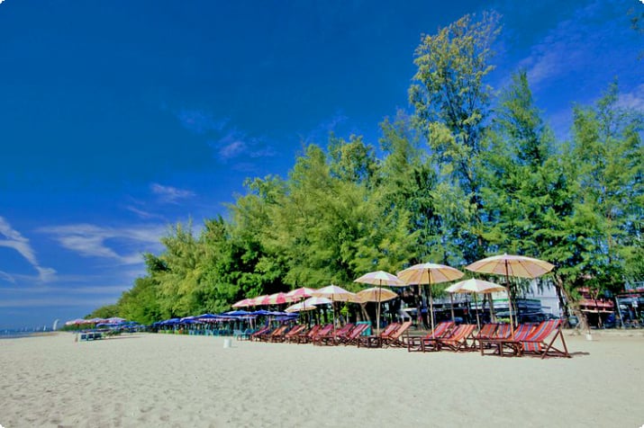 Разноцветные шезлонги на пляже Ча-Ам