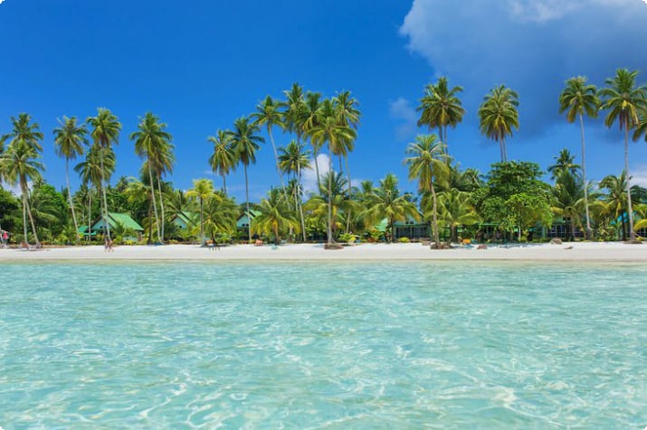 Пляж с пальмами на острове Ко Куд