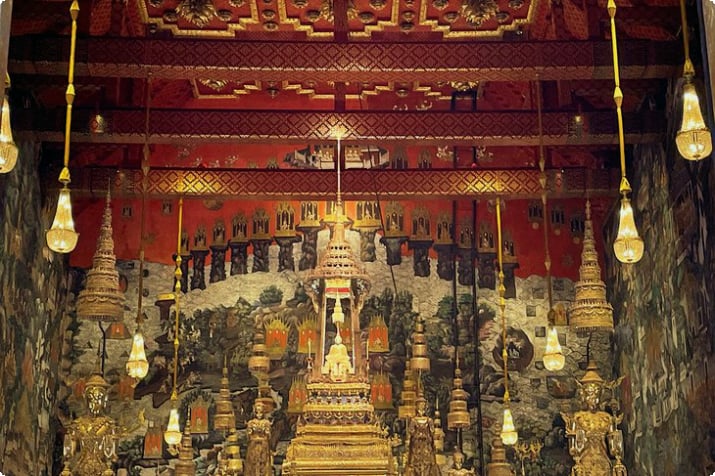 Wnętrze świątyni Wat Phra Kaew