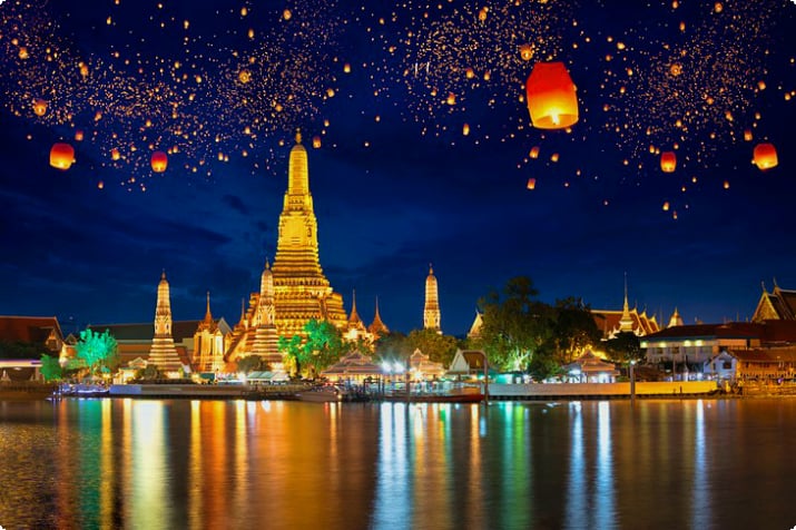 Lanterne di carta che fluttuano sopra Wat Arun
