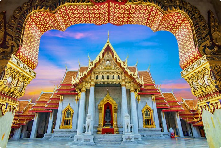 De marmeren tempel in Bangkok bij zonsondergang