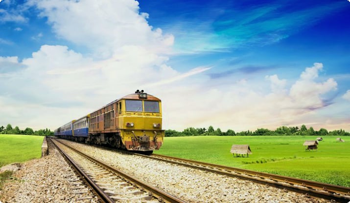Поезд, путешествующий по сельской местности Таиланда