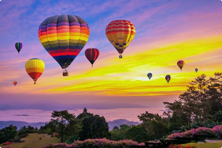 Воздушные шары над горами в Чиангмае на рассвете