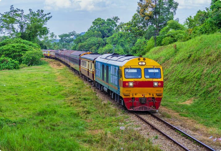 Поезд в сельской местности на юге Таиланда