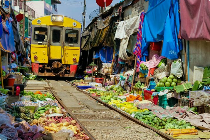 Железнодорожный рынок в Бангкоке