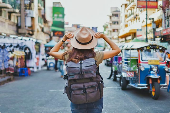 Turysta z plecakiem na Khao San Road