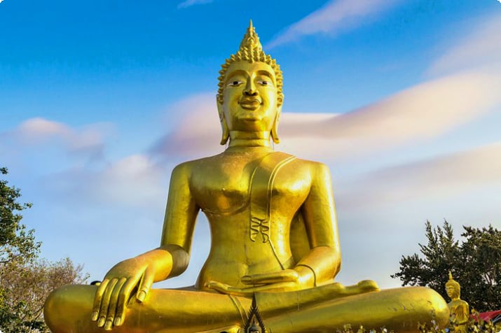 Den gyllene Buddha vid templet Wat Phra Yai i Pattaya