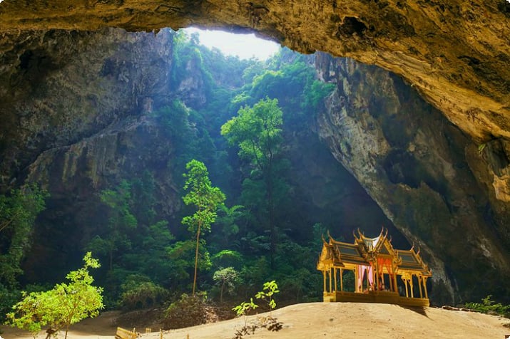 Pavilhão na Caverna Phraya Nakhon, Parque Nacional Kao Sam Roi Yot