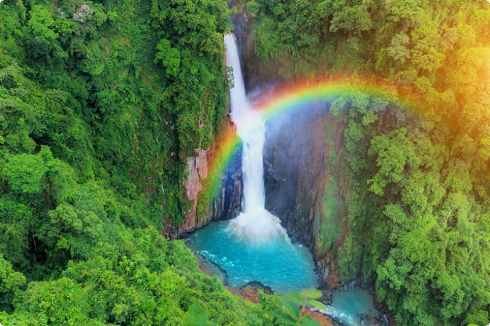 Regenboog boven Haew Suwat-waterval