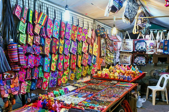 Ремесленные изделия для продажи на ночном рынке Хуахина