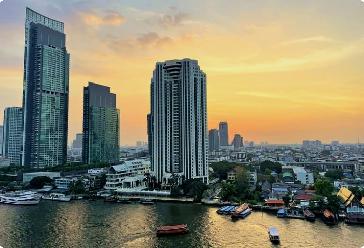 Bangkokin joenranta auringonlaskun aikaan