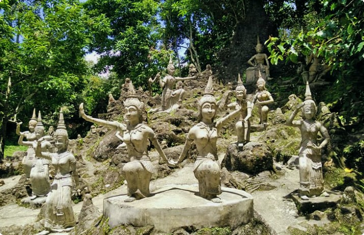 Статуи в Тайном саду Будды