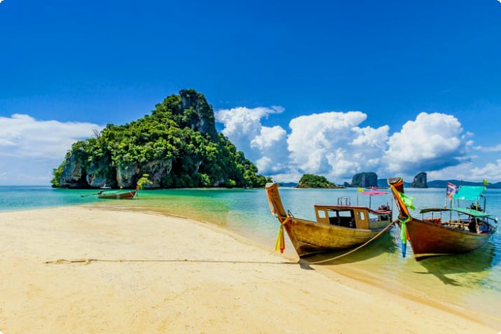 Langboote am Strand von Koh Pak Bia