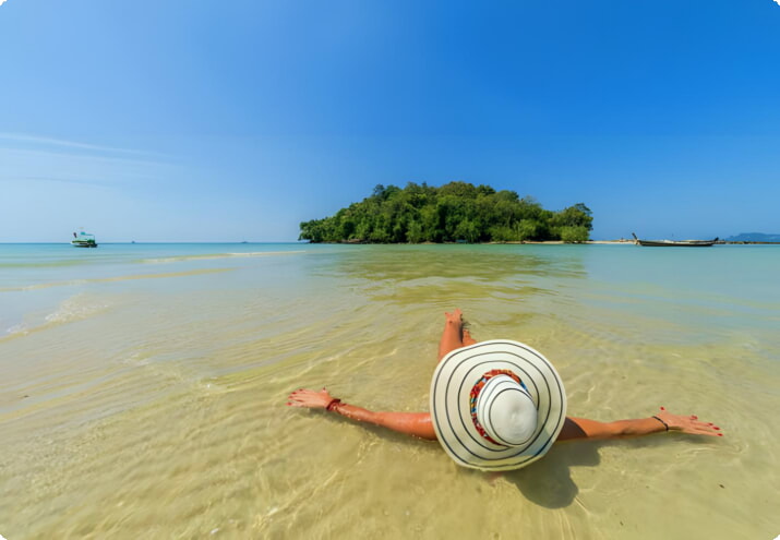 Женщина отдыхает на пляже Клонг Муанг