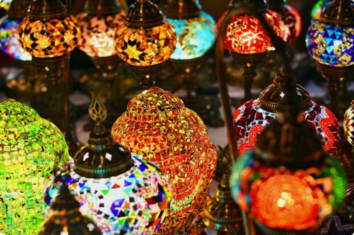 Разноцветные лампы на ночном рынке Тепразит