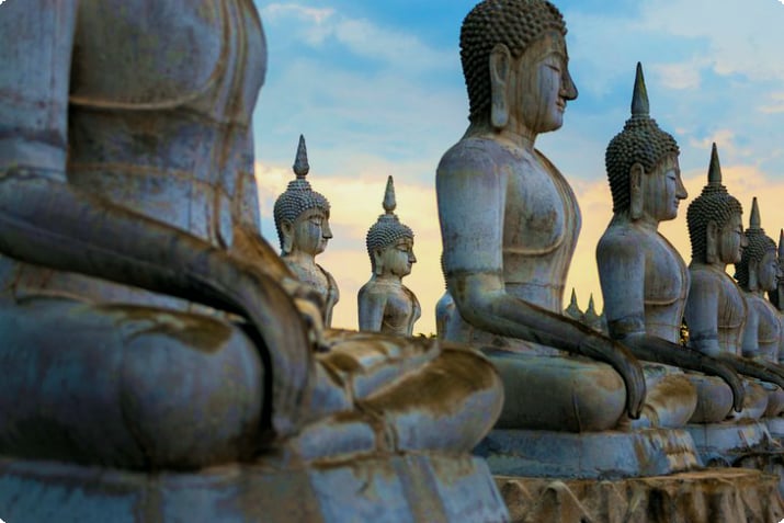 Статуи Будды в храме Ват Куха Саван