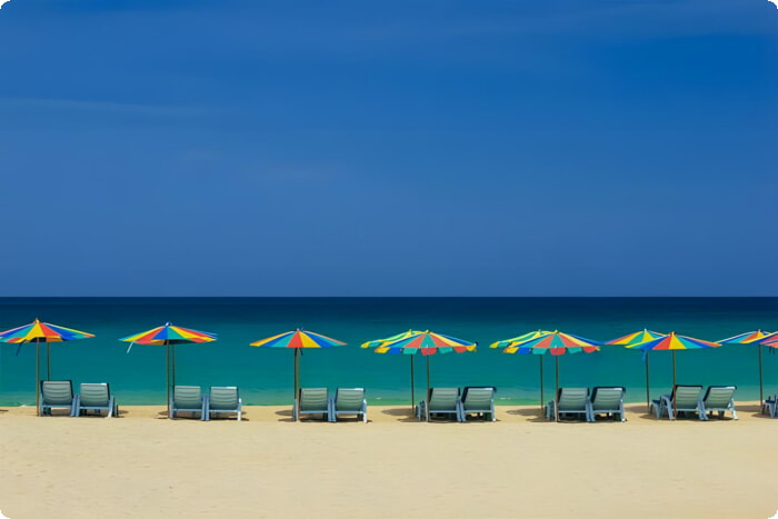 Шезлонги в тени зонтиков на пляже Патонг