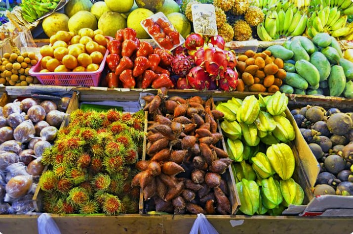 Свежие фрукты для продажи на рынке Banzaan Fresh Market