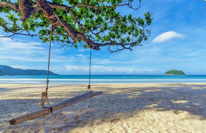 Kata Beach, Phuket'te bir plaj salıncağı