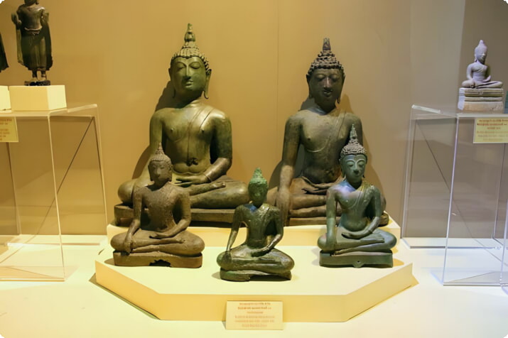 Bronsbuddhastatyer på utställning på Ramkhamhaeng Museum