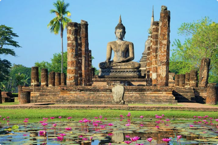 Будда в руинах храма Ват Чана Сонгкрам, Старый город Сукхотай