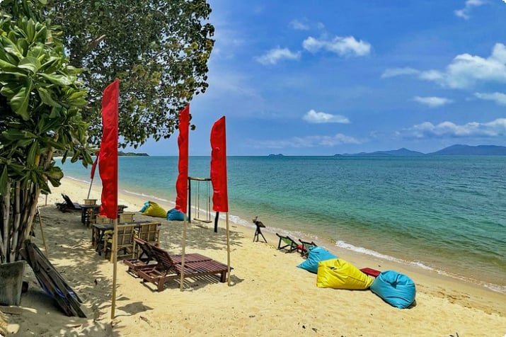 Mobiliario de playa en la playa de Maenam