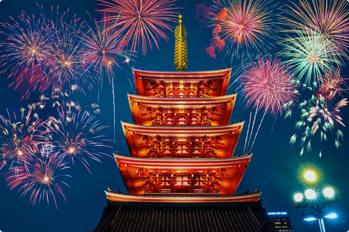 Feuerwerk am Sensoji-Tempel in Tokio