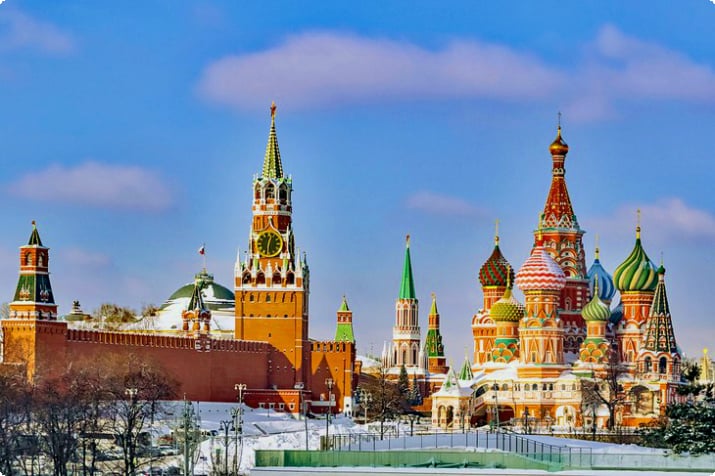 Blick auf den Kreml und die Basilius-Kathedrale in Moskau