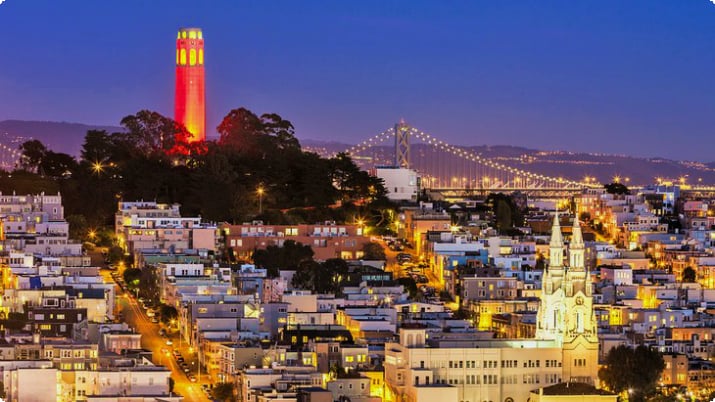 Ansicht von Coit Tower und San Francisco bei Nacht