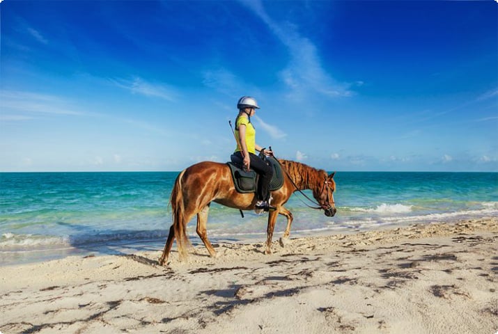 Meisje paardrijden op Long Bay Beach
