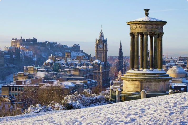 Edynburg w śnieżny zimowy dzień