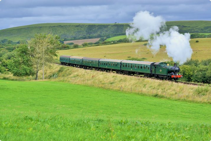 İngiliz kırsalında buharlı tren