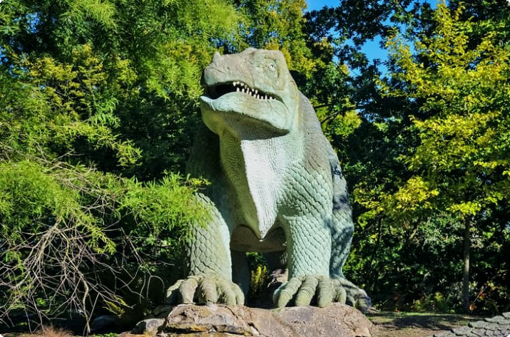 Динозавр в парке Кристал Пэлас