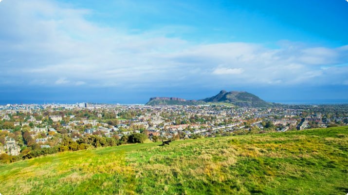 Utsikt från Blackford Hill till staden Edinburgh och Arthur Seat-berget