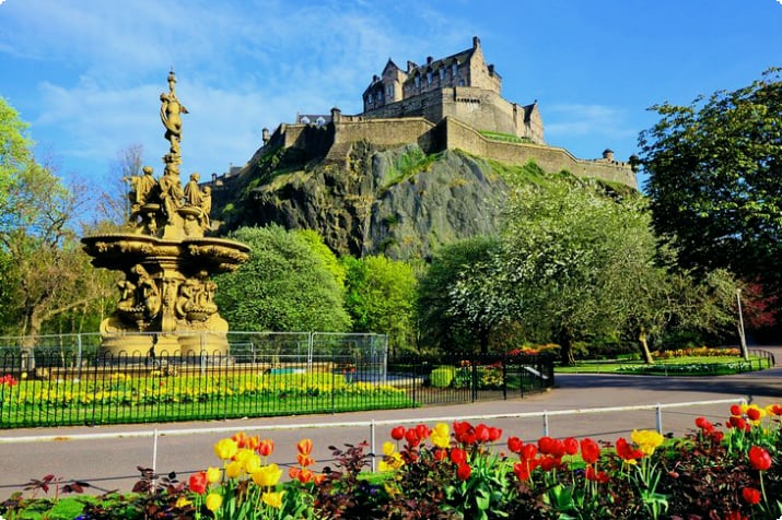Эдинбургский замок над садами Принсес-стрит