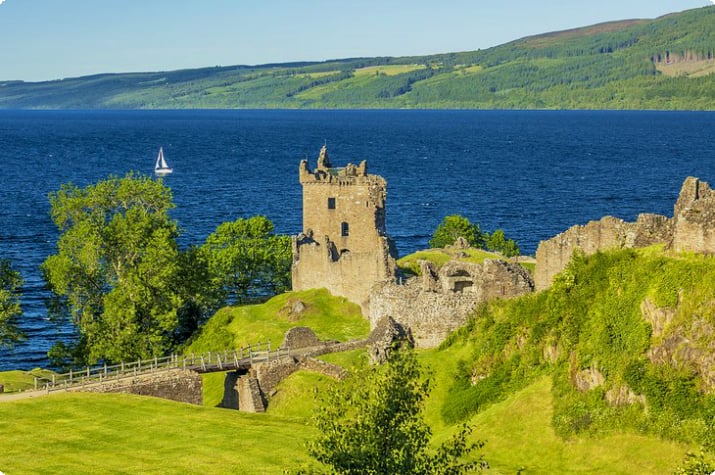 Urquhart Castle ved bredden af Loch Ness