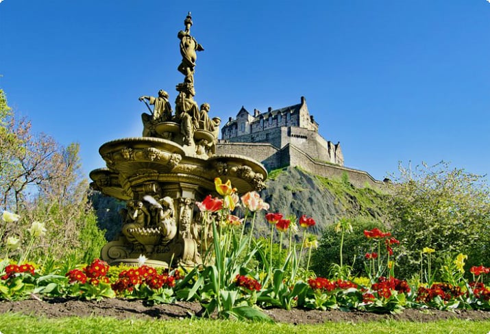Ross Fountain und Edinburgh Castle im Frühling